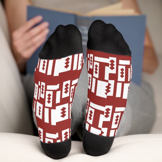 Ein roter Teppich mit einem textilen Muster wird a Socken (Unterseite)