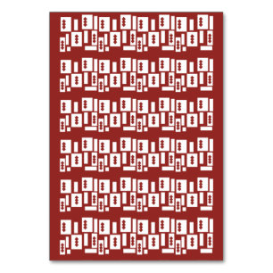 Ein roter Teppich mit einem textilen Muster wird a Tischnummer