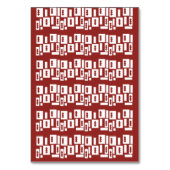 Ein roter Teppich mit einem textilen Muster wird a Tischnummer (Rückseite)