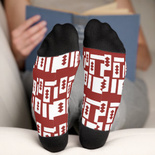 Ein roter Teppich mit texturiertem Muster ist ausg Socken