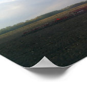 Ein roter Traktor, der auf den offenen Feldern ruh Poster (Ecke)