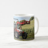 Ein roter Traktor, der personalisiert Heu-Ballen z Kaffeetasse (VorderseiteRechts)