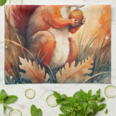 Ein Rotes Eichhörnchen, das eine Nuss isst Geschirrtuch (Gefaltet)