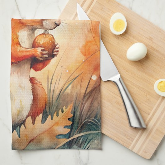 Ein Rotes Eichhörnchen, das eine Nuss isst Geschirrtuch (Viertel Falte)