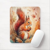 Ein Rotes Eichhörnchen, das eine Nuss isst Mousepad (Mit Mouse)