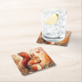 Ein Rotes Eichhörnchen, das eine Nuss isst Rechteckiger Pappuntersetzer (Vor Ort)