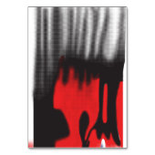 Ein rotes grafisches Design mit fett geometrischer Tischnummer (Rückseite)