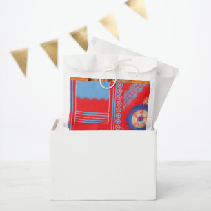 ein rotes und blaues Muster Geschenktütchen