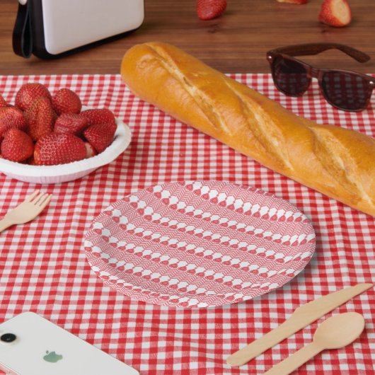 Ein rotes und rosa geometrisches Muster mit ineina Pappteller (Picknick)