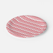 Ein rotes und rosa geometrisches Muster mit ineina Pappteller (Schrägansicht)