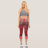 ein rotes und schwarzes Bild mit einem roten Herz Capri Leggings (Vorderseite)