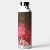 ein rotes und schwarzes Bild mit rotem Hintergrund Trinkflasche (links)