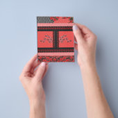 ein rotes und schwarzes Muster mit Blume darauf Flyer (Gruppe)