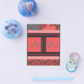 ein rotes und schwarzes Muster mit Blume darauf Flyer (Einzeln)