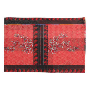 ein rotes und schwarzes Muster mit Blume darauf Kissenbezug