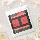 ein rotes und schwarzes Tapete Geschenktütchen (Ausgeschnitten)