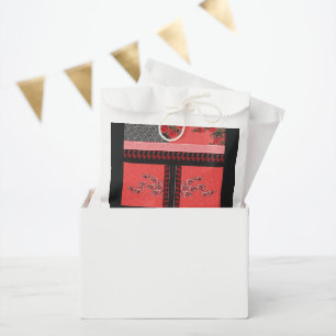 ein rotes und schwarzes Tapete Geschenktütchen