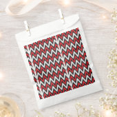 ein rotes und schwarzes Zickzackmuster auf weißem Geschenktütchen (Ausgeschnitten)