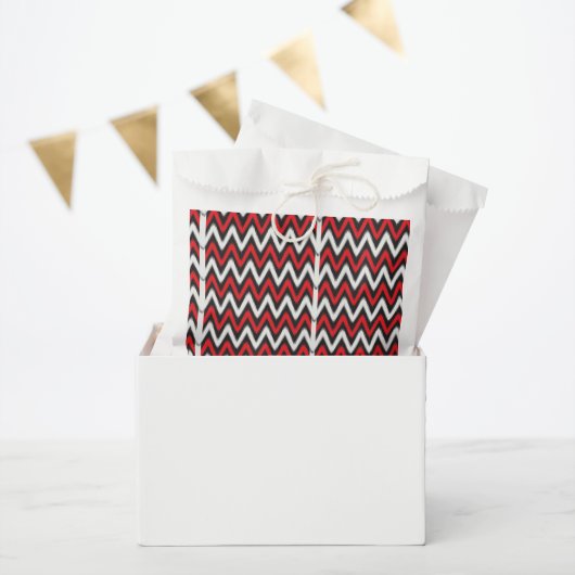 ein rotes und schwarzes Zickzackmuster auf weißem Geschenktütchen (Party)