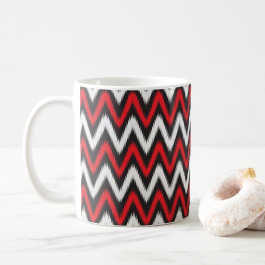 ein rotes und schwarzes Zickzackmuster auf weißem Kaffeetasse (Mit Donut)
