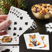 Ein Rotfuchs sitzt Spielkarten (In Situ)