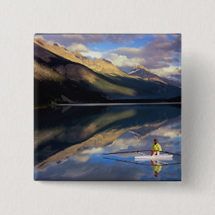 Ein Ruderer auf dem Banff Lake in Kanada MR) Button