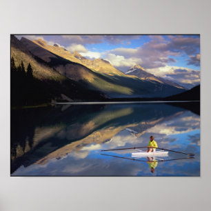 Ein Ruderer auf dem Banff Lake in Kanada (MR) Poster