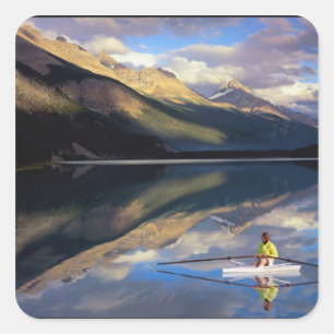 Ein Ruderer auf dem Banff Lake in Kanada MR) Quadratischer Aufkleber