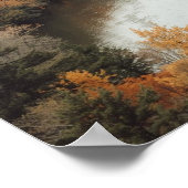 Ein ruhiger herbstlicher Fluss, der sich durch ein Poster (Ecke)