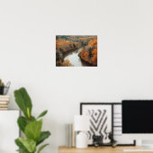 Ein ruhiger herbstlicher Fluss, der sich durch ein Poster (Heimbüro)