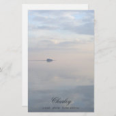 Ein ruhiges Meer, Reflexionen und die Insel Briefpapier (Vorne/Hinten)