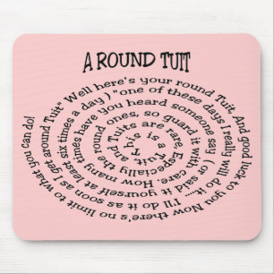 Ein runder Tuit mit rosa Mousepad