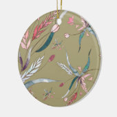 Ein rundes Ornament zeigt ein Blumenmuster  (Links)