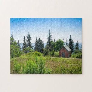 Ein rustikaler Schuppen liegt auf einer Wiese in M Puzzle