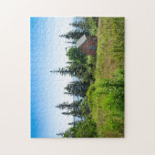 Ein rustikaler Schuppen liegt auf einer Wiese in M Puzzle (Vertikal)