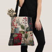 Ein rustikales Winter-Patchwork mit Stechpalmenbee Tasche (Von Nahem)