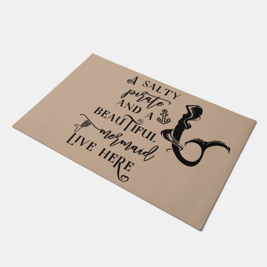 Ein Salty Pirate und eine schöne Meerjungfrau lebe Fußmatte (Schrägansicht)