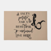 Ein Salty Pirate und eine schöne Meerjungfrau lebe Fußmatte (Vorderseite)