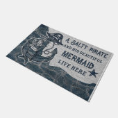 Ein salziger Pirate und seine schöne Meerjungfrau Fußmatte (Schrägansicht)