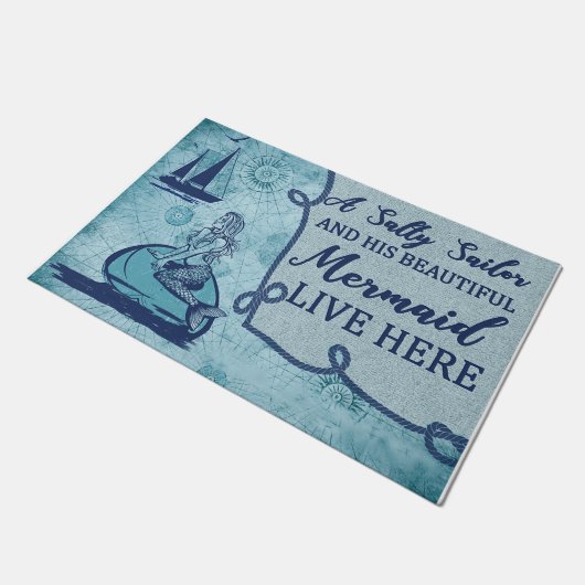 Ein salziger Segler und seine schöne Meerjungfrau Fußmatte (Schrägansicht)