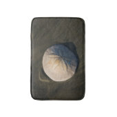 Ein Sand-Dollar auf dem Strand Badematte (Vorderseite Vertikal)
