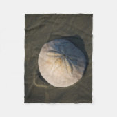 Ein Sand-Dollar auf dem Strand Fleecedecke (Vorderseite)