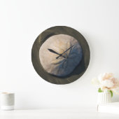 Ein Sand-Dollar auf dem Strand Große Wanduhr (Zuhause)