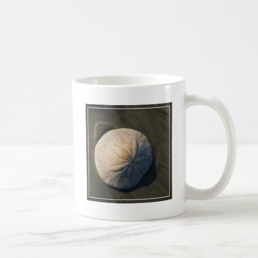 Ein Sand-Dollar auf dem Strand Kaffeetasse (Rechts)