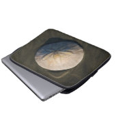 Ein Sand-Dollar auf dem Strand Laptopschutzhülle (Vorne Knopf)