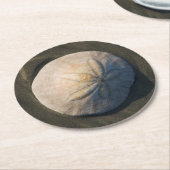 Ein Sand-Dollar auf dem Strand Runder Pappuntersetzer (Angewinkelt)