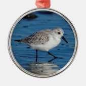 Ein sanfter Sandpiper am Strand Silbernes Ornament (Vorne)
