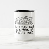 Ein sauberer Schreibtisch ist ein Zeichen einer Tasse (Zentrum)