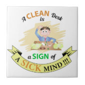 Ein sauberer Schreibtisch ist ein Zeichen für die Fliese (Vorderseite)