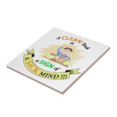 Ein sauberer Schreibtisch ist ein Zeichen für die Fliese (Seite)